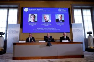 Trio de cientistas desenvolvem ferramenta para construção de moléculas
