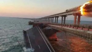 Explosão destrói ponte estratégica que liga Rússia à Crimeia