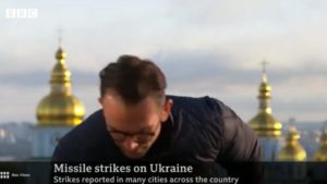 Repórter brasileiro é surpreendido ao vivo por míssil em Kiev