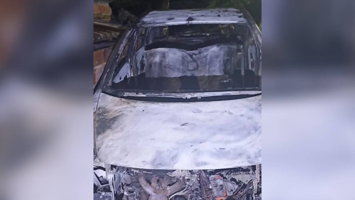 Mulher é presa por atear fogo nos carros do ex após briga