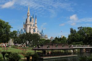 China retém turistas na Disney de Xangai para controlar Covid
