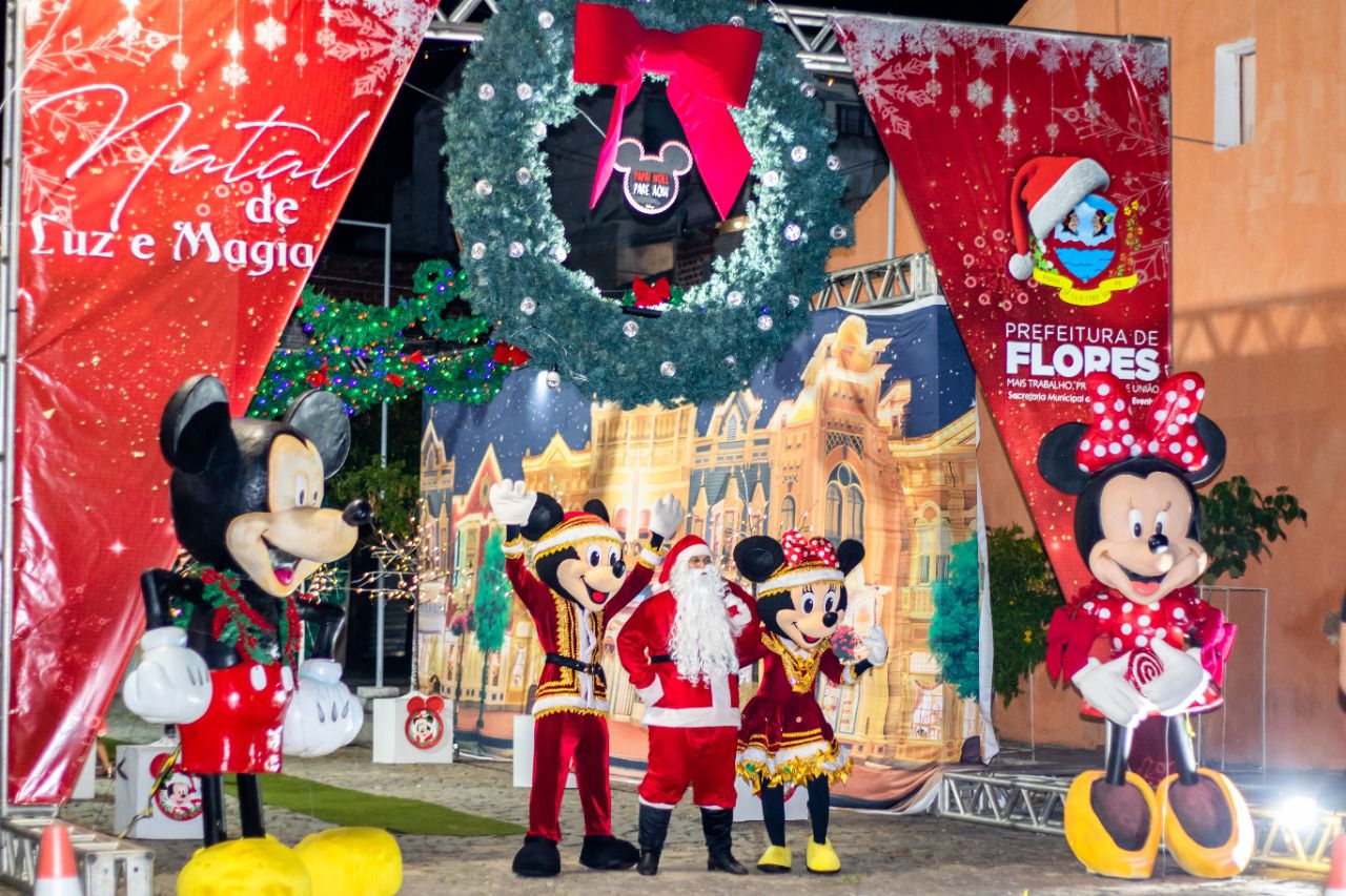 Papai Noel, personagens do Mickey e Minnie em Flores