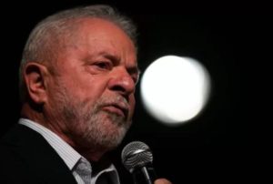 Lula passará por reavaliação médica e adia viagem a Brasília