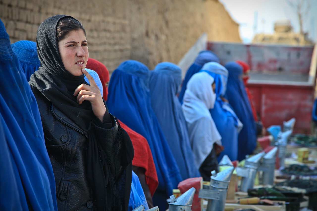 Talibã proíbe salões de beleza no Afeganistão