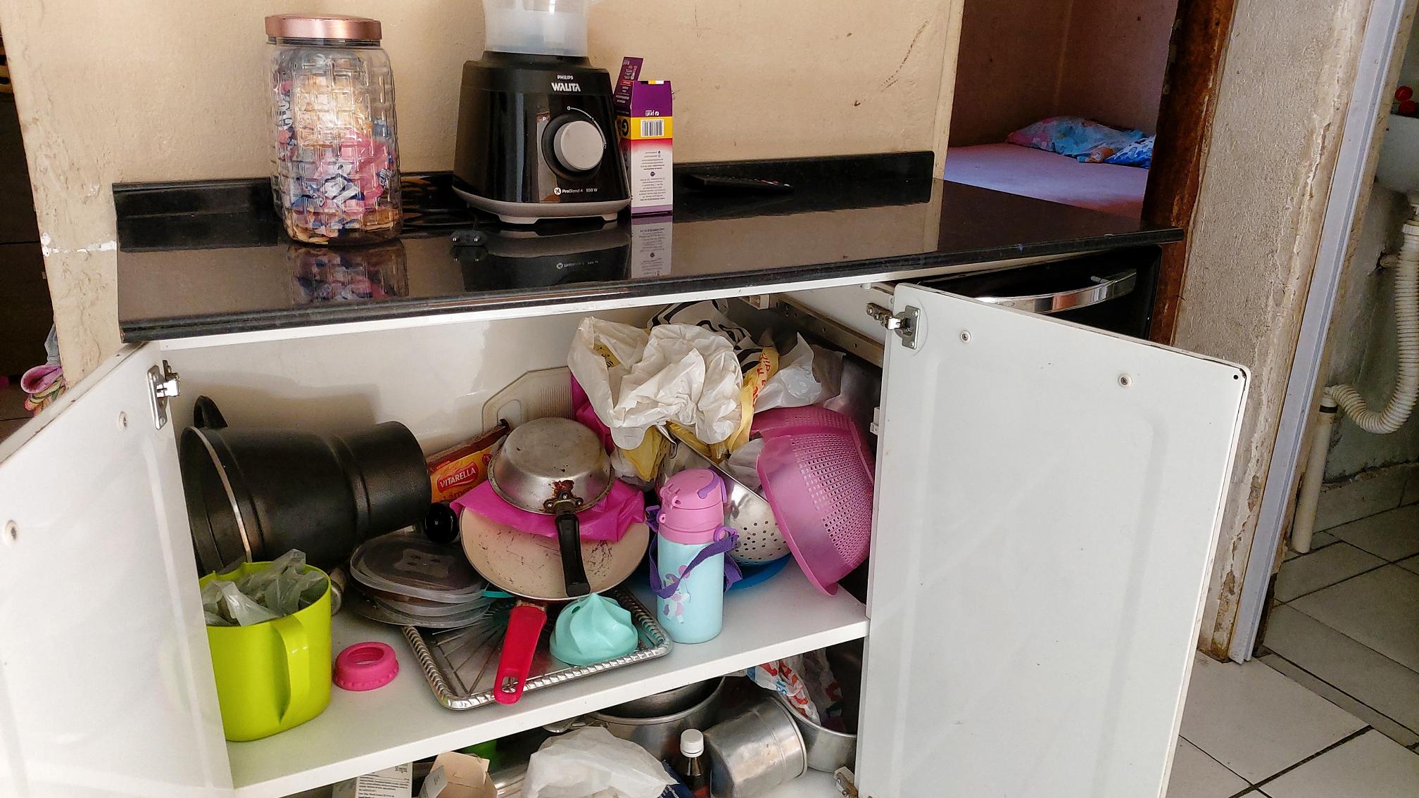 Sem fogão, geladeira e armários vazios, mãe luta pela vida em ST