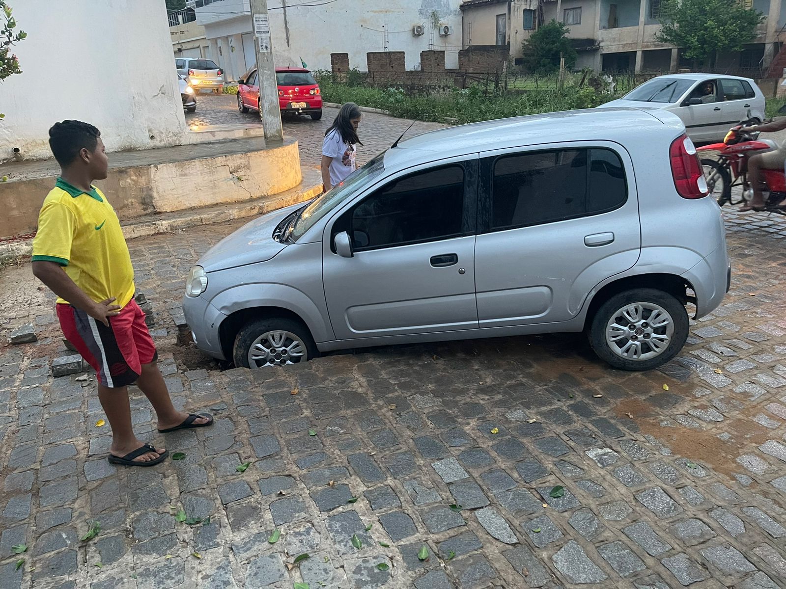 Carro é 'engolido' por buraco no bairro AABB em Serra Talhada
