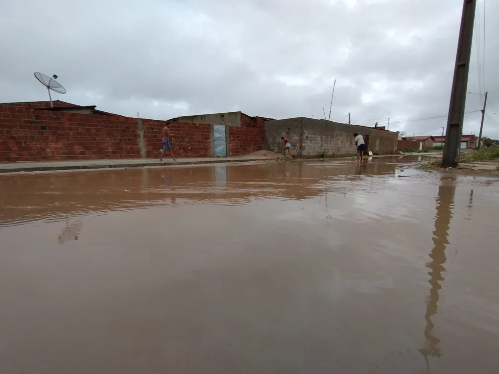 Duas cidades do sertão têm fortes chuvas e sofrem com alagamentos