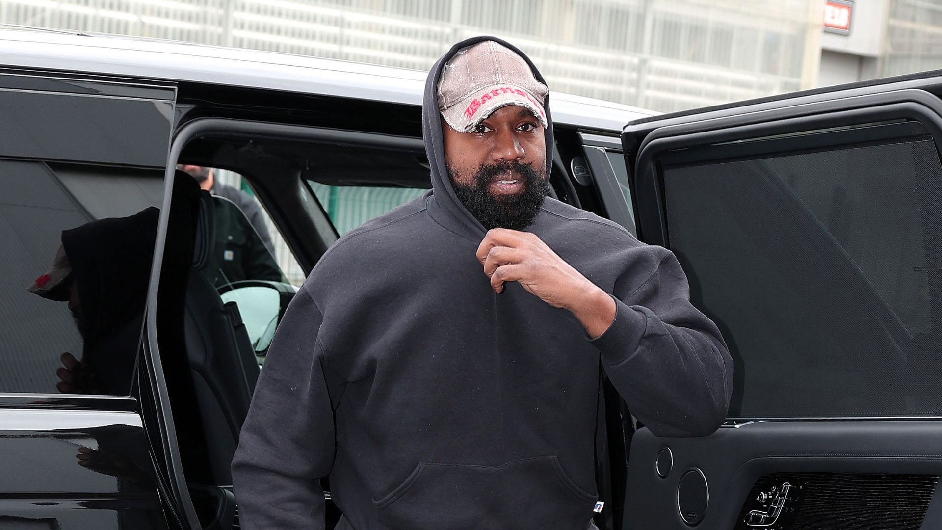Adidas investiga Kanye West por mostrar pornografia
