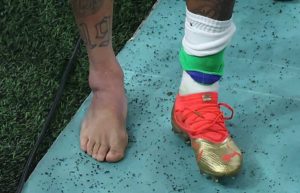 Neymar deixa jogo chorando após lesão no tornozelo e vira dúvida