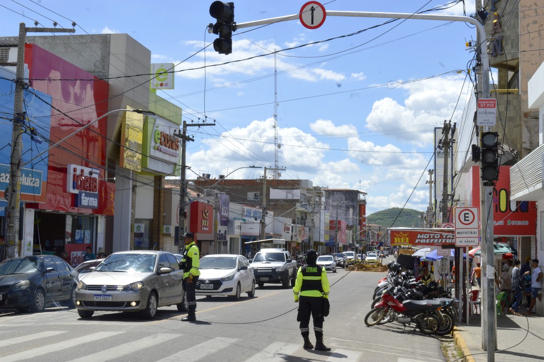 Caminhão arrebenta semáforos no Centro de ST