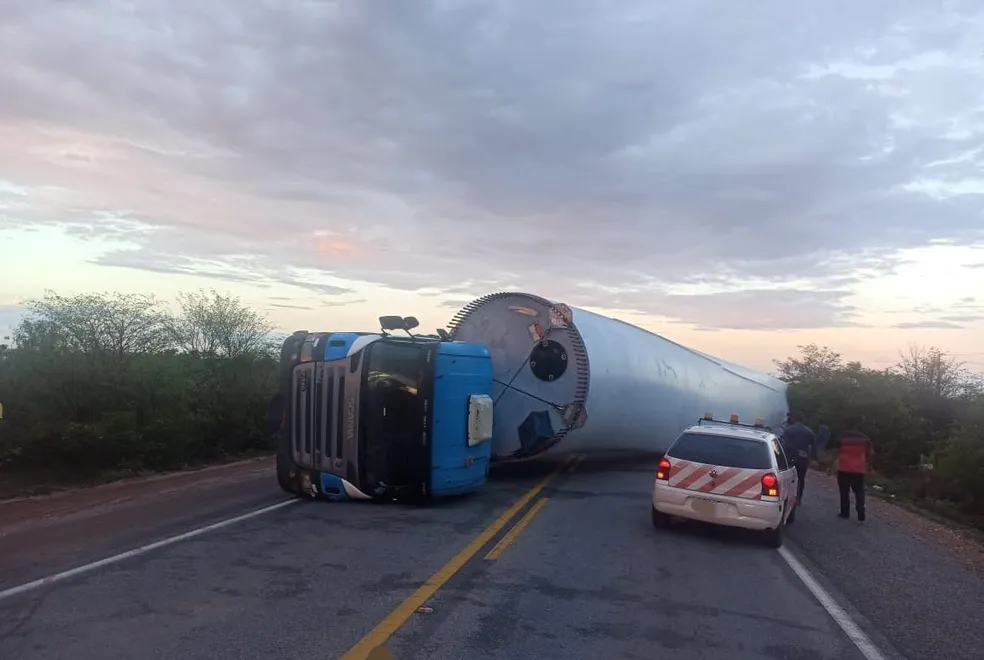 Caminhão com pá eólica tomba e mata 2 no Sertão