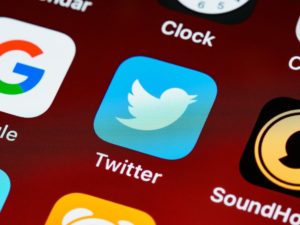Funcionários relatam demissão em massa do Twitter sem aviso prévio
