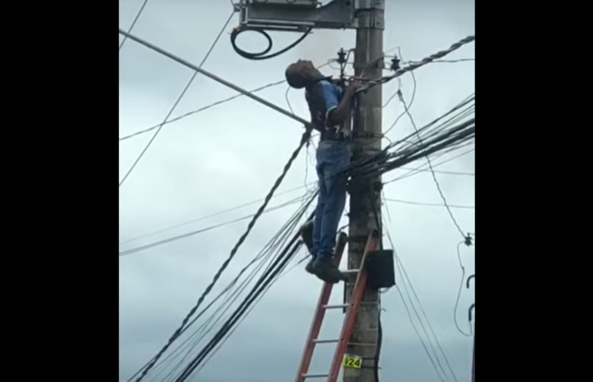 Eletricista leva grave choque e roupa pega fogo em poste