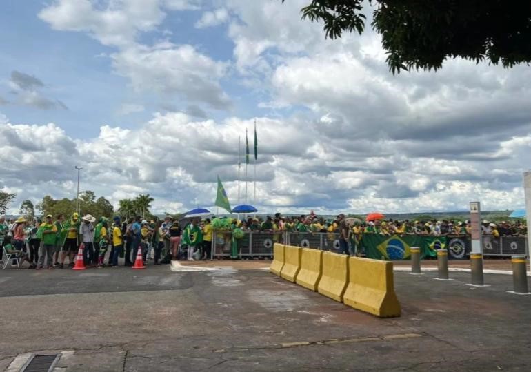 Bolsonaro cumprimenta apoiadores no Alvorada após derrota do Brasil