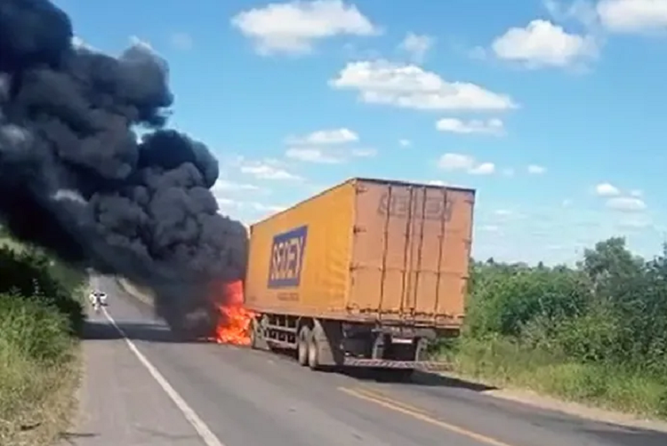 Caminhão dos Correios pega fogo e assusta motoristas na BR-116