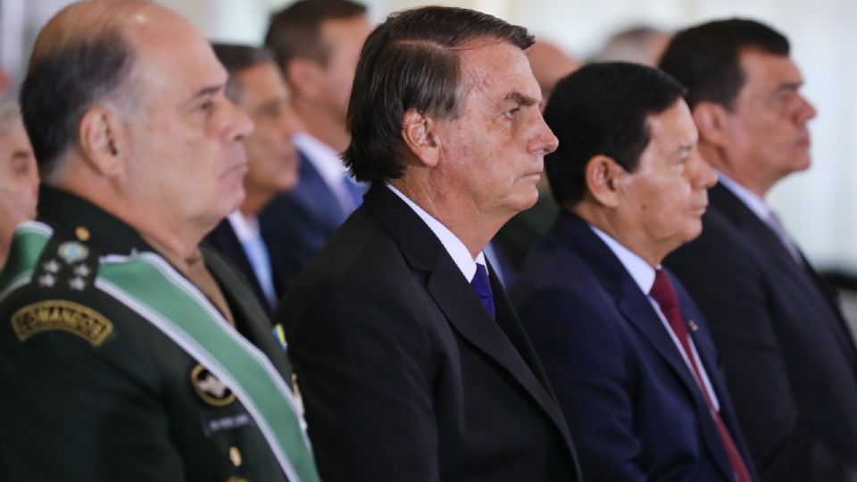 Bolsonaro aparece abatido, olha "para o nada" e fica em silêncio
