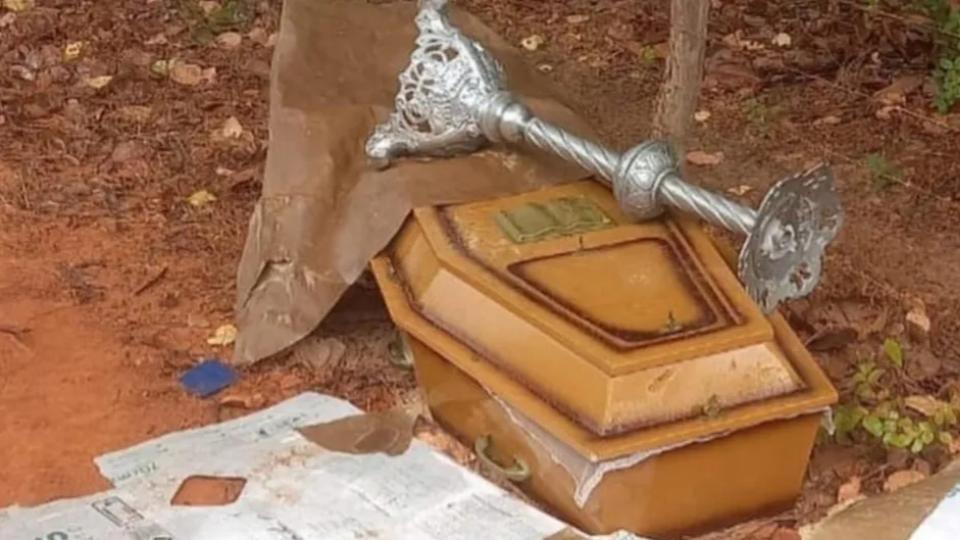Ladrões roubam carro de funerária e abandonam caixão com corpo