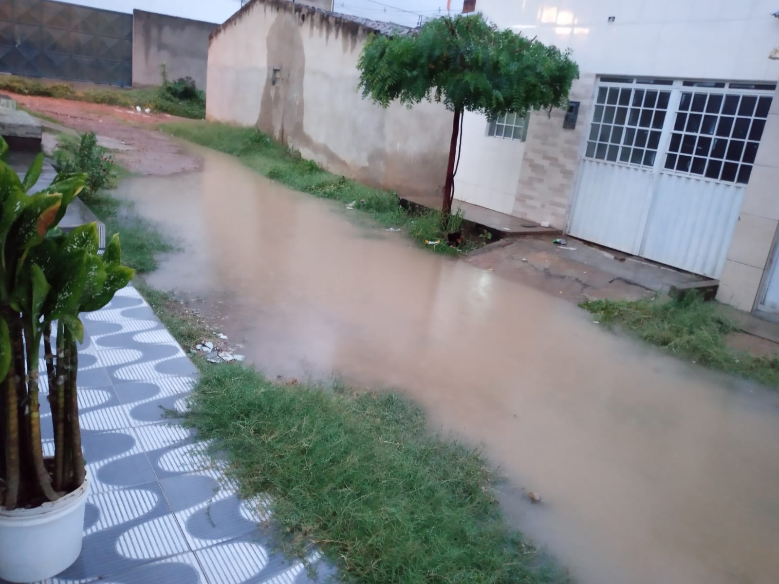 Após obra da PMST, rua vira lagoa e gera revolta