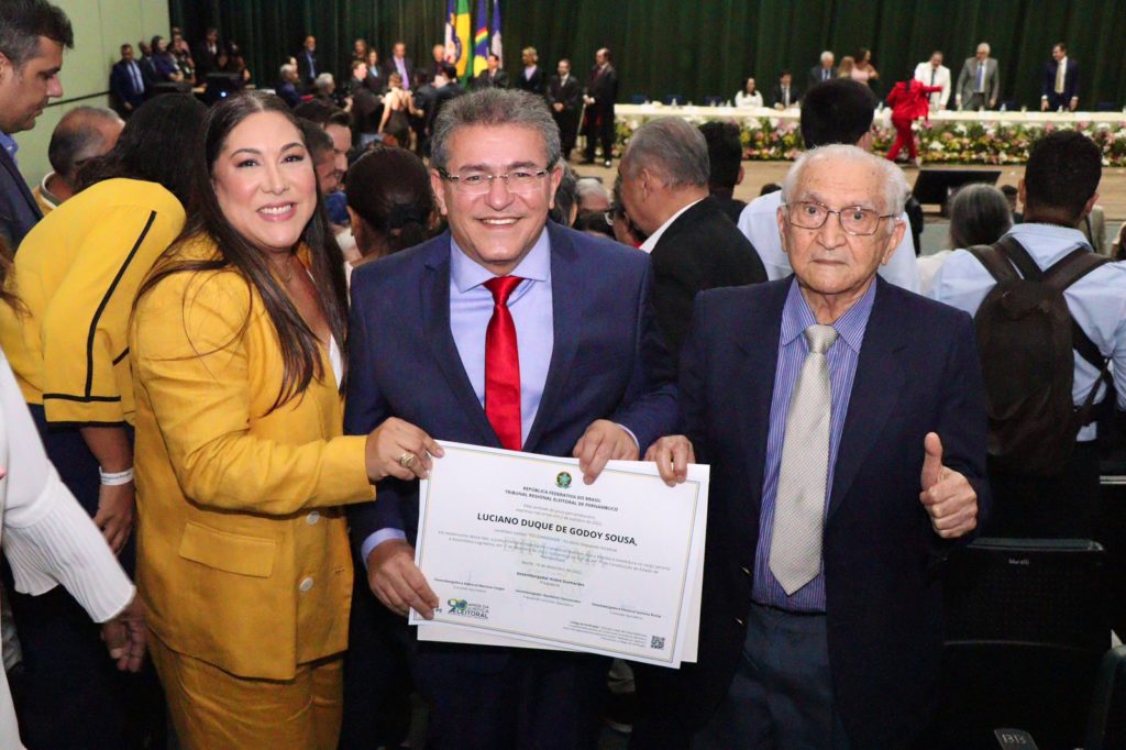 Duque após diplomação: "Vou honrar todos os dias do mandato"