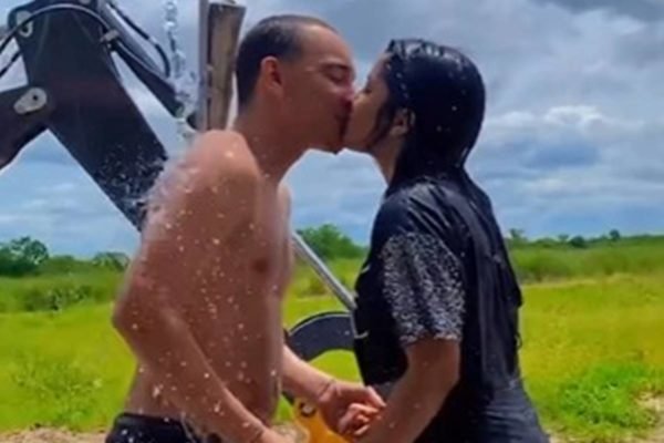 João Gomes leva internet à loucura ao beijar influenciadora