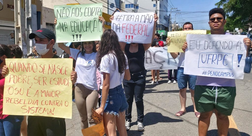 Protesto nas ruas de ST contra os cortes