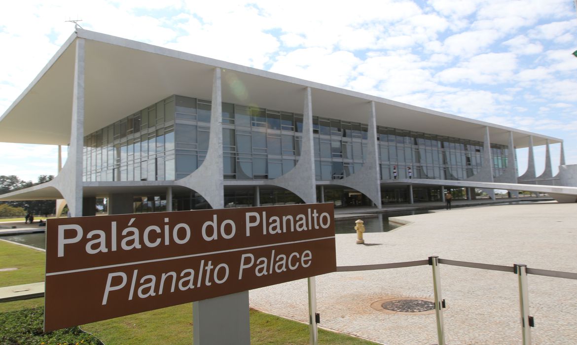 Palácio do Planalto foi lavado com sal grosso; assista