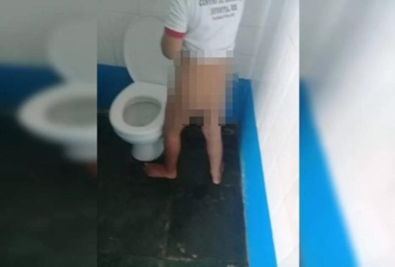 Mãe acusa escola de deixar filho autista sujo de fezes