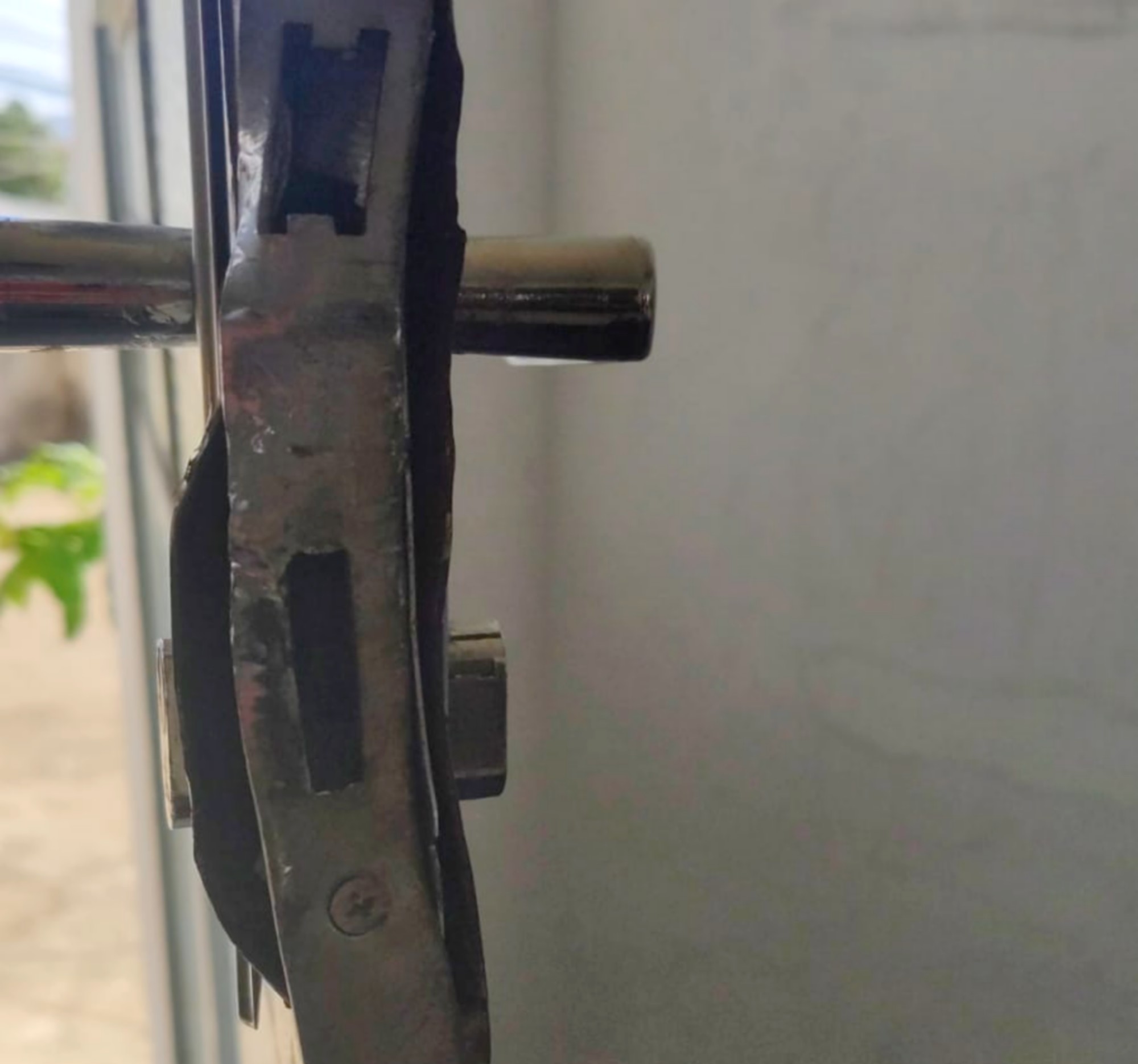Homem arromba portas para furtar apartamento em ST