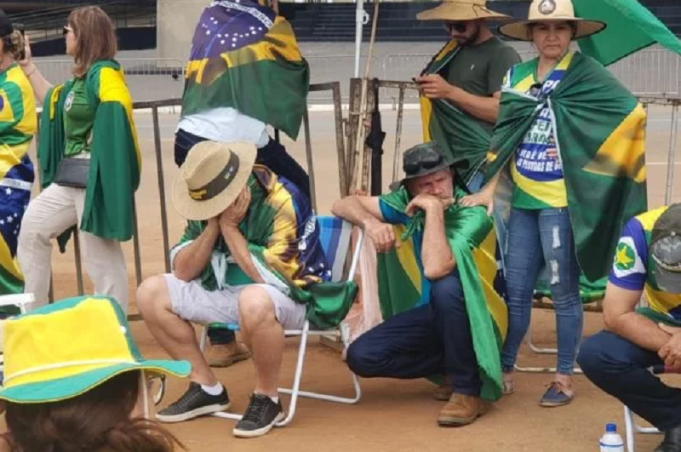 Apoiadores xingam Bolsonaro após live de despedida