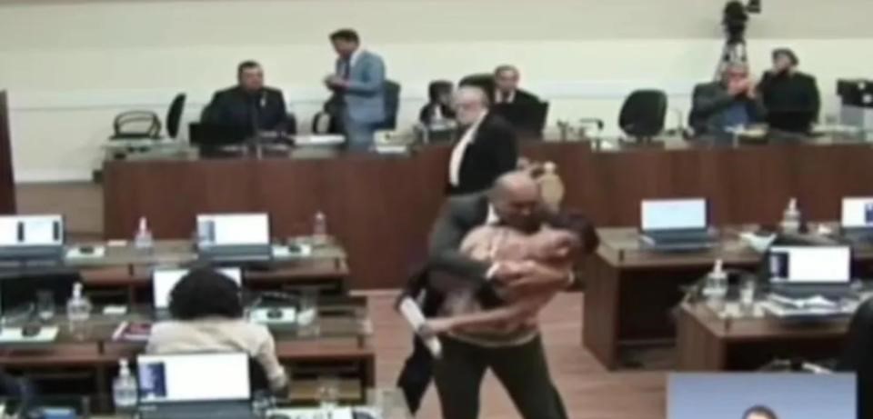 Vereadora é beijada à força por parlamentar em sessão da Câmara