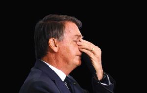 Bolsonaro faz live e foge para Orlando; Lula ironiza usando música