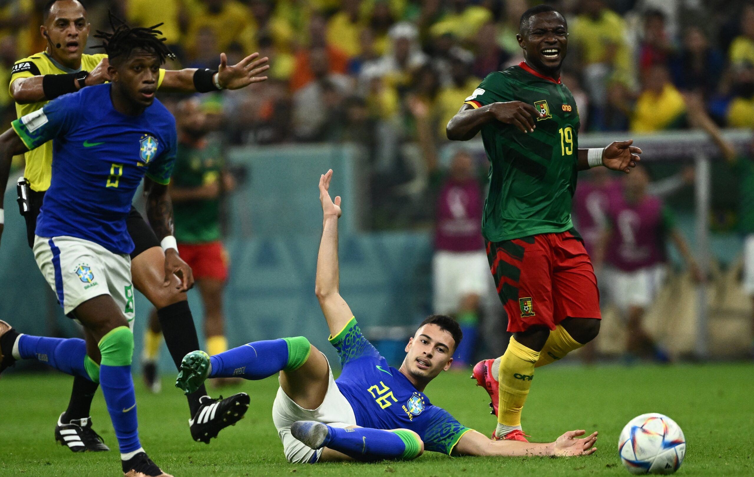 Brasil perde para Camarões com gol no fim, mas avança em primeiro