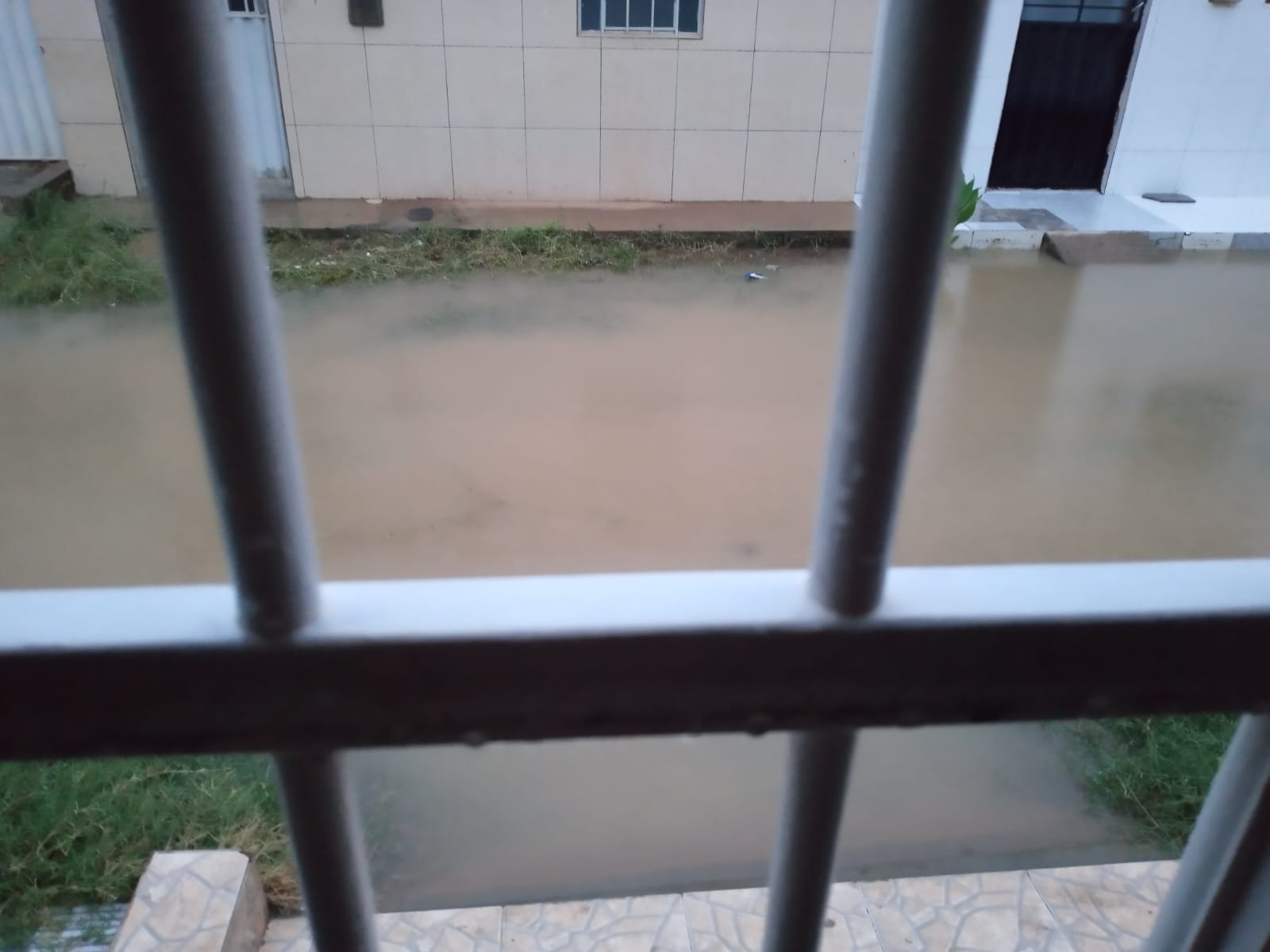 Após obra da PMST, rua vira lagoa e gera revolta