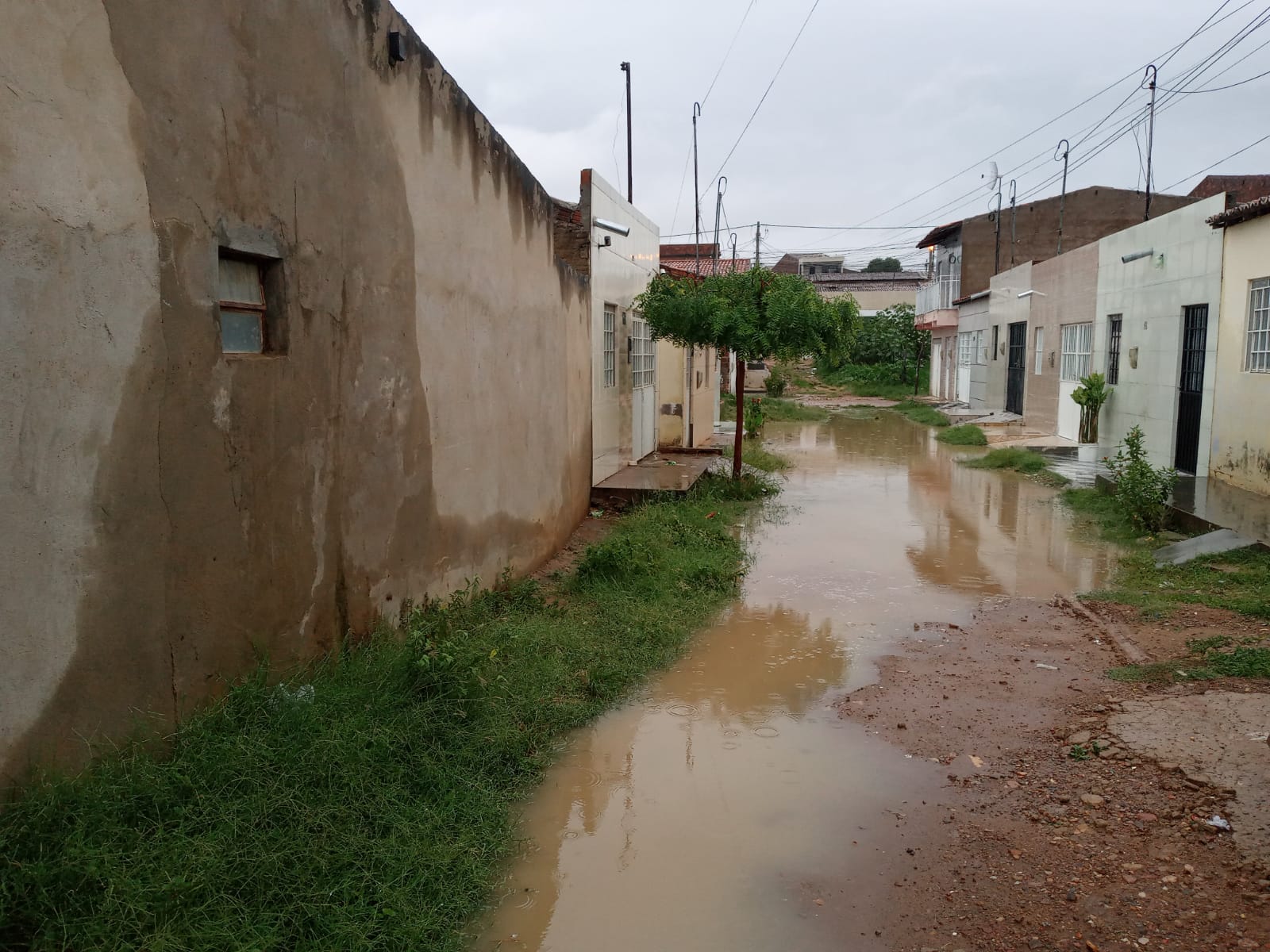 Após obra da PMST, rua vira lagoa e gera revolta