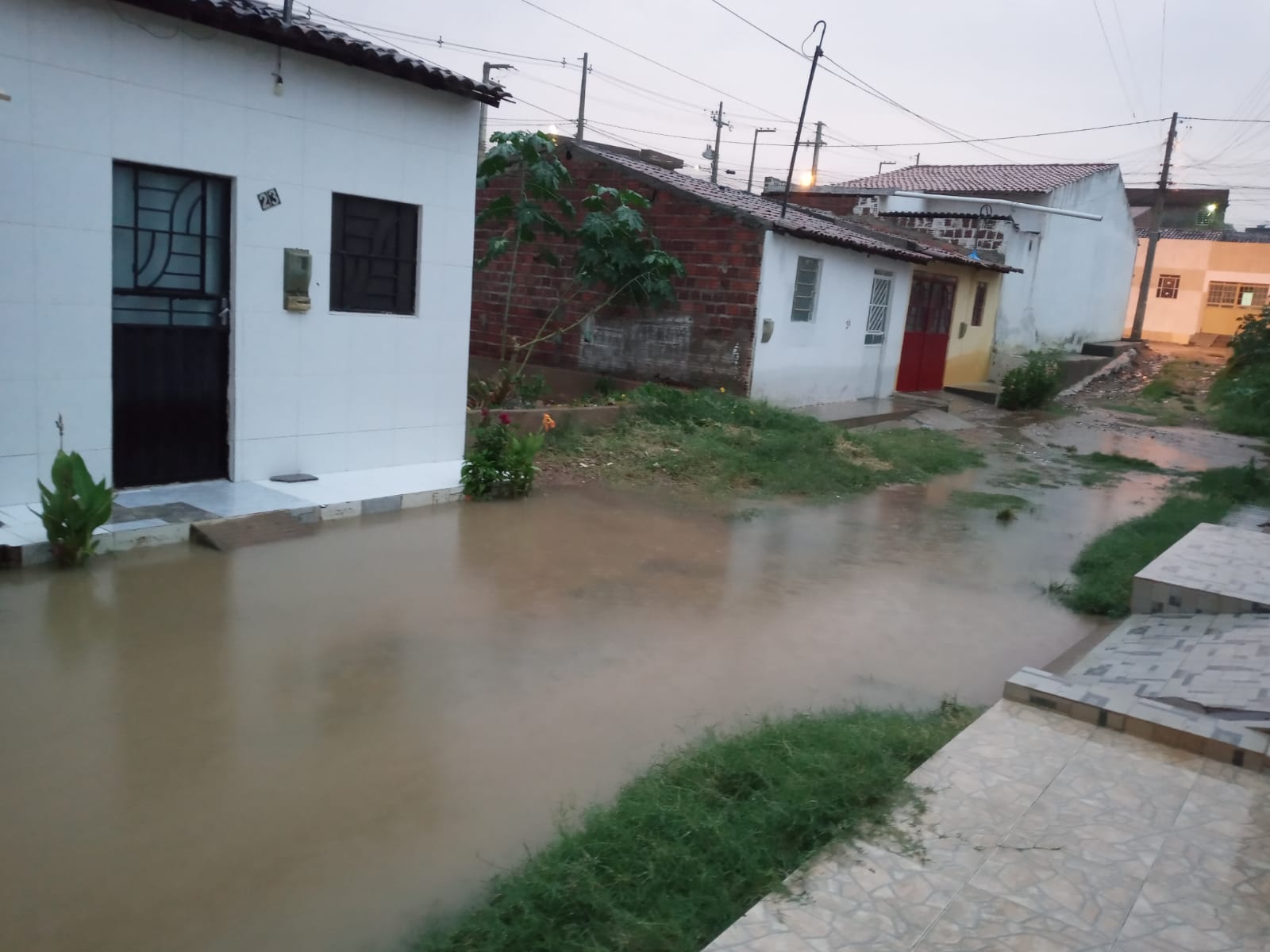 Após obra da PMST, rua vira lagoa e gera revolta