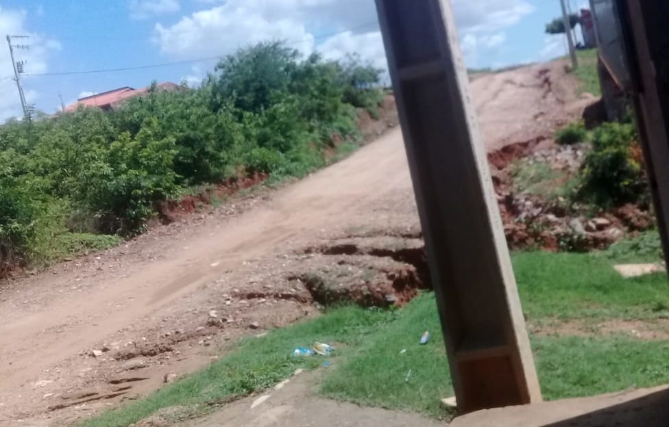Estrada é tomada por buraco após chuvas em distrito de ST