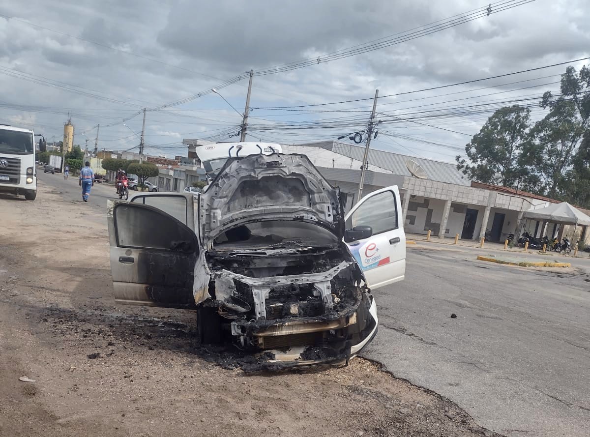 Carro de empresa de ST pega fogo no Sertão