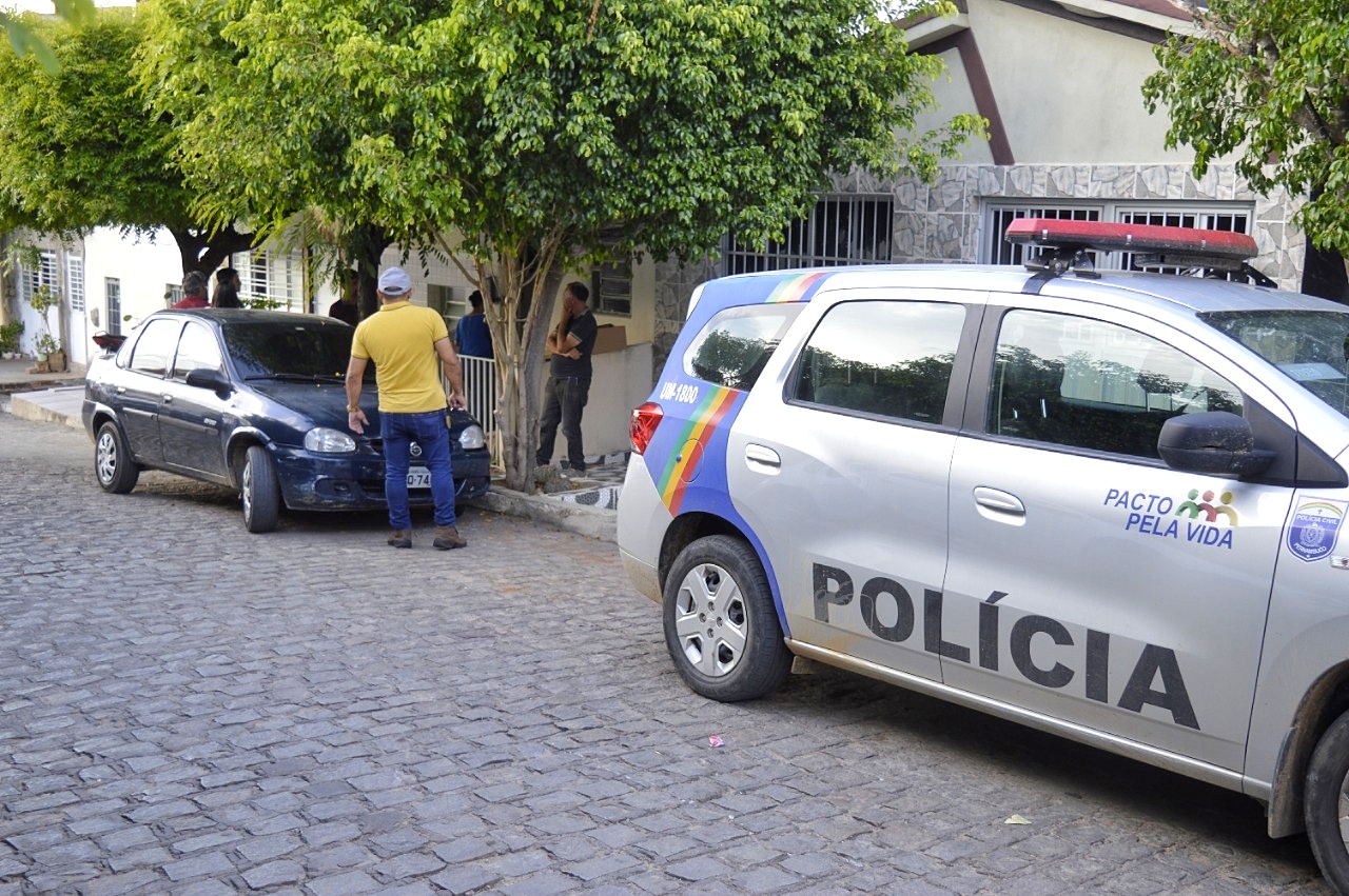 Polícia cumpre mandado em casa de suspeitos de homicídio em ST