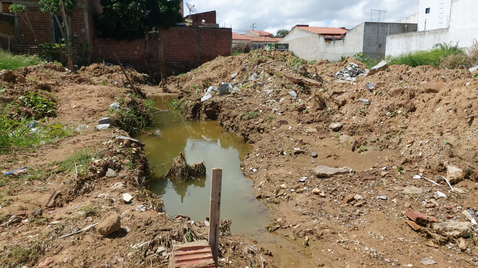 Moradores do Ipsep, em ST, têm casas invadidas por lama e esgoto