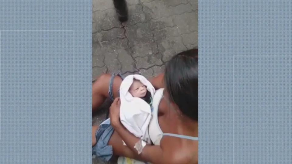 Grávida dá à luz na calçada após hospital mandá-la voltar para casa