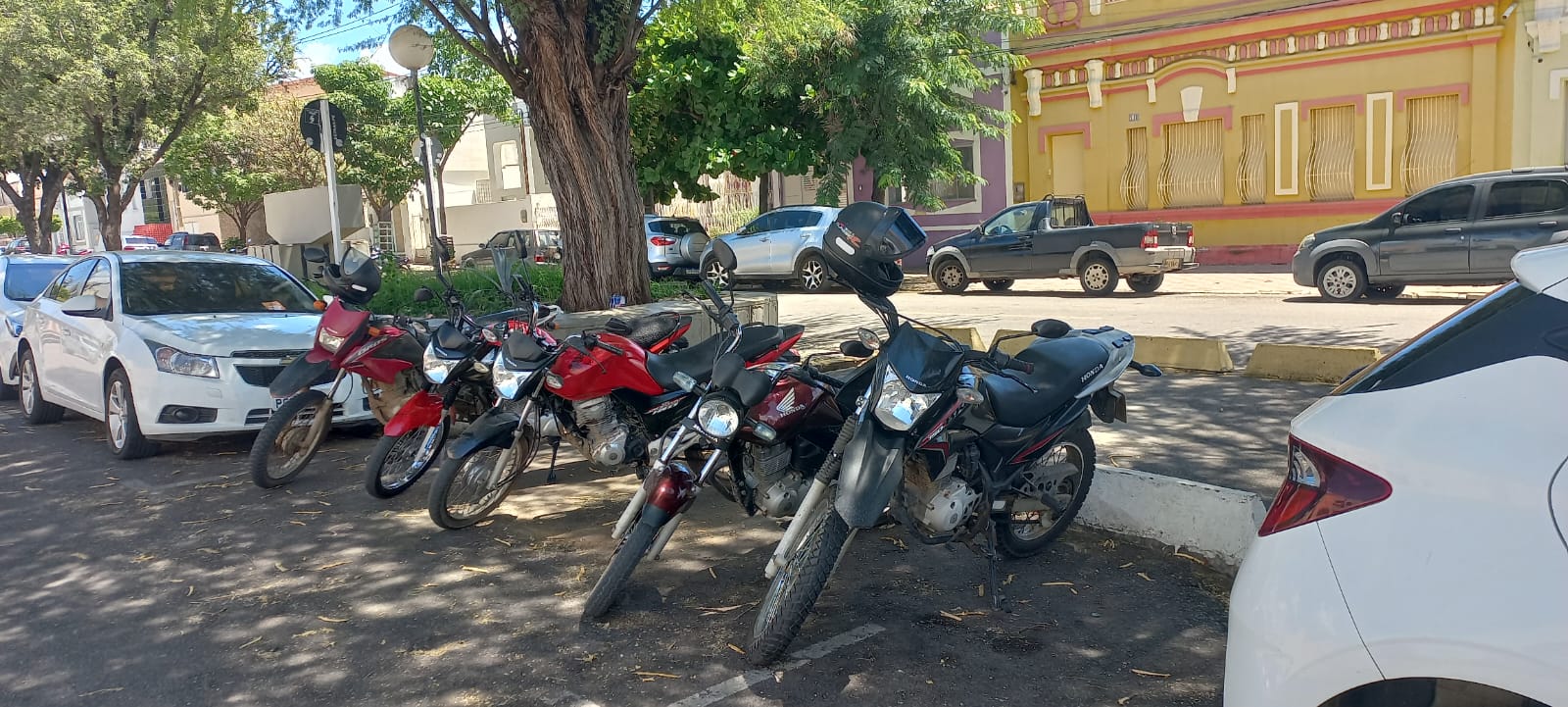 Moradores questionam STTrans sobre motos em vagas de carros