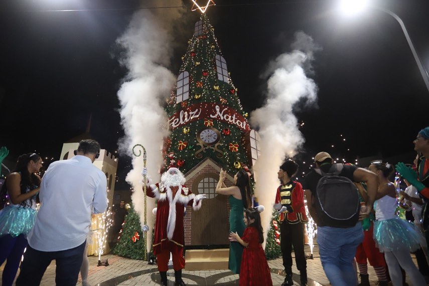 Luzes do Natal fazem a diferença nas praças de Serra Talhada