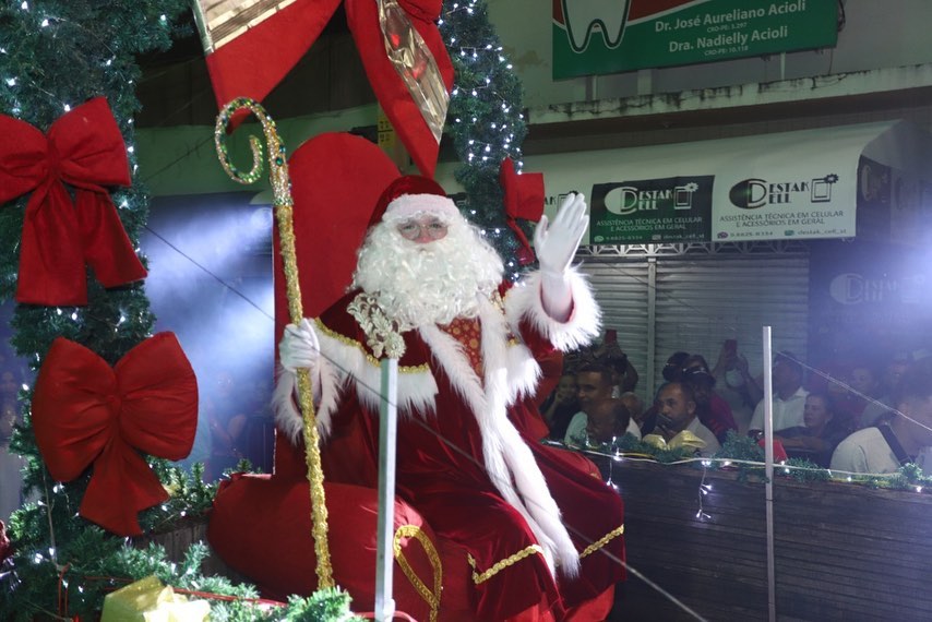 Luzes do Natal fazem a diferença nas praças de Serra Talhada