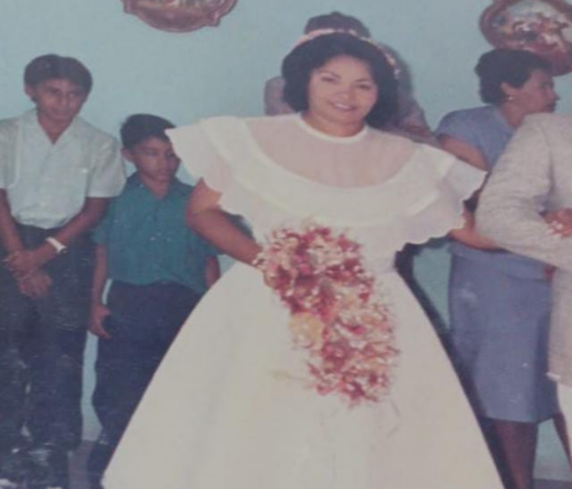 Vestido de noiva une gerações há 35 anos em ST e emociona