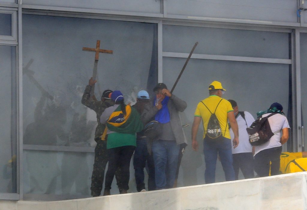 Passa de 400 o número de presos por atos terroristas e vandalismo; vídeo 2 Passa de 400 o número de presos por atos terroristas e vandalismo; vídeo