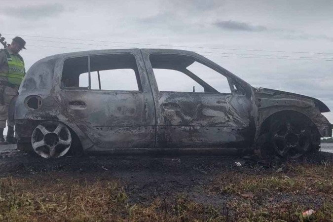 Carro de cabeleireira que sumiu com filhos é achado carbonizado