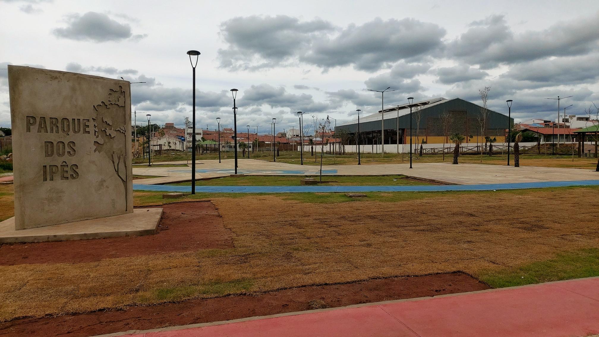 Parque dos Ipês com obras paradas e denúncia de atraso de salários