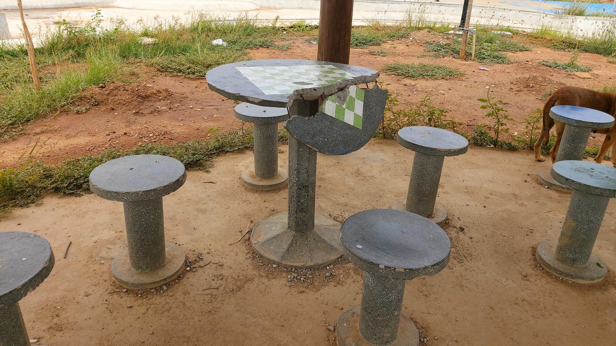 Parque dos Ipês com obras paradas e denúncia de atraso de salários