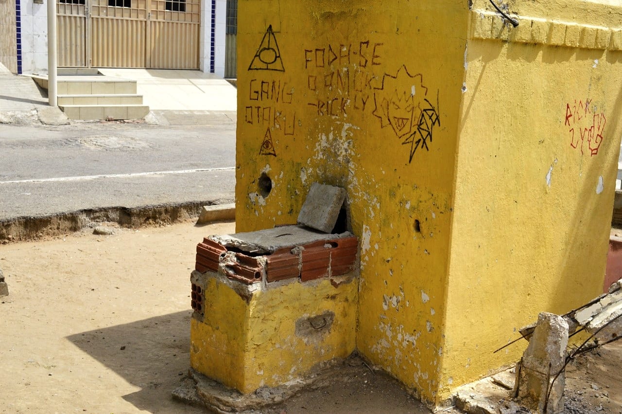 Poste desaba em praça de ST colocando população em risco