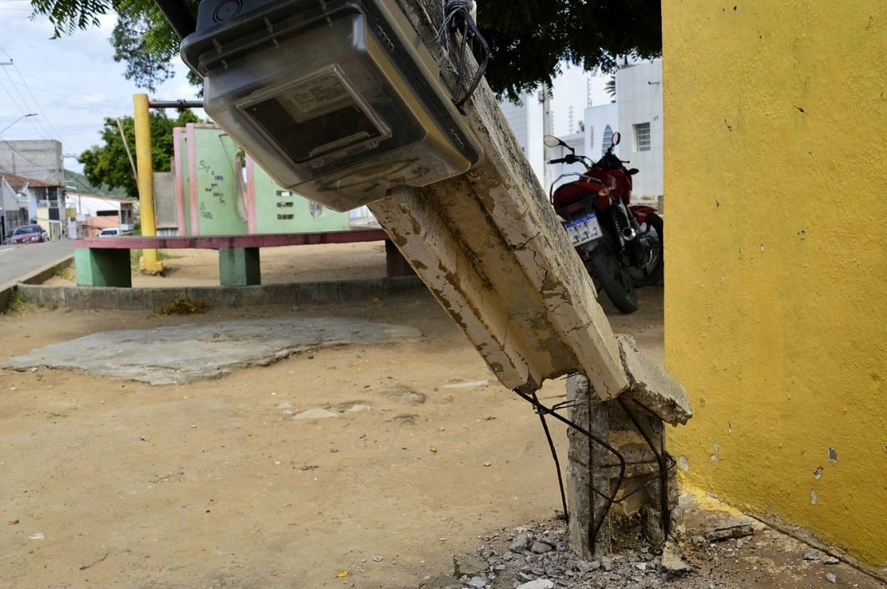 Poste desaba em praça de ST colocando população em risco